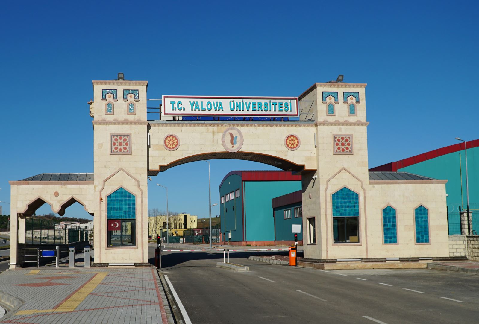 yeni kapi 1 - Yalova Üniversitesi